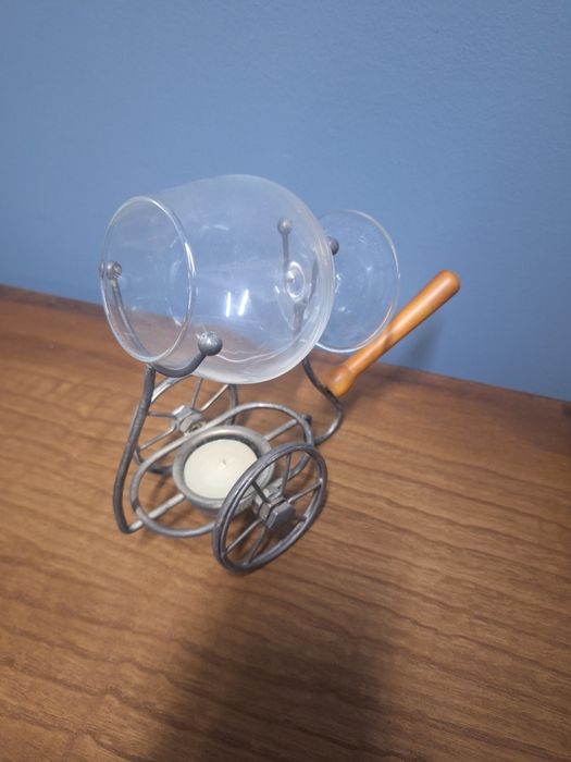 Peça de decoração  com uma vela e um copo de vinho