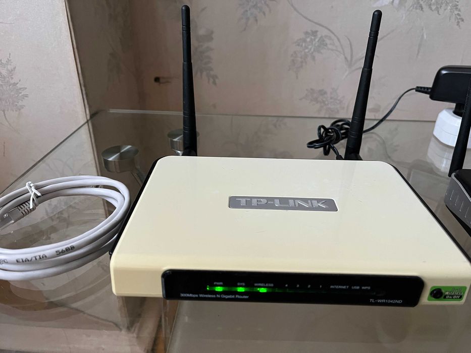 Гигабитный Wi-Fi роутер TL-WR1042ND и D-Link DIR-615.