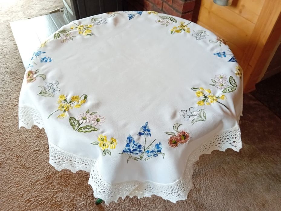 Obrus z haftem kwiatowym