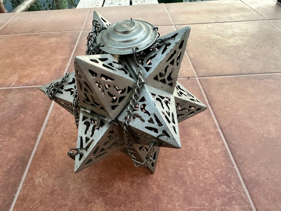 Wiszący lampion metalowy w kształcie gwiazd – ażurowy