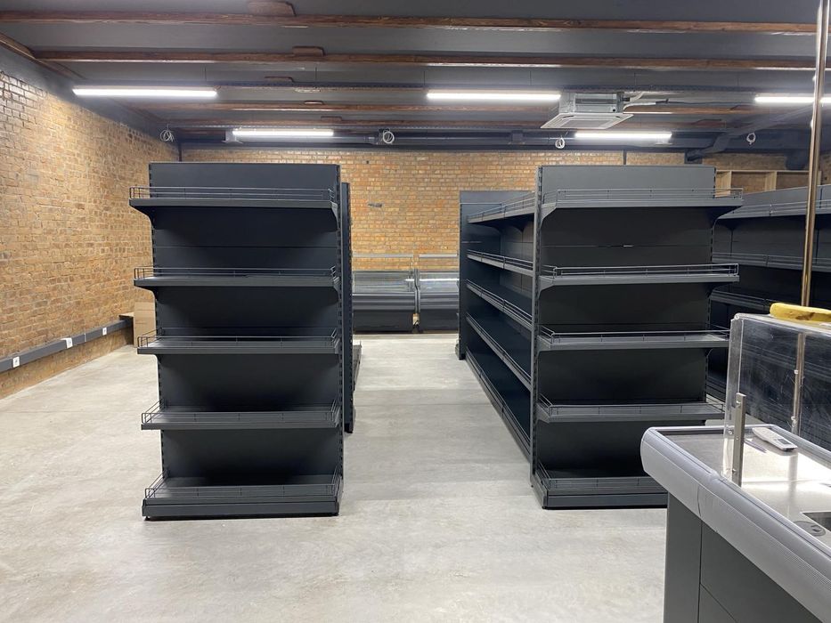 Стелажі пристіні та острівні, перфоровані та з полицями, гачки.