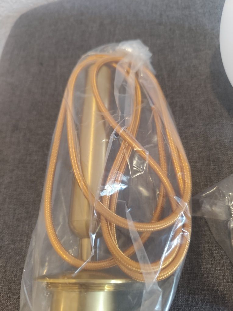 Lampa wisząca kula szkło mleczne złota oprawa