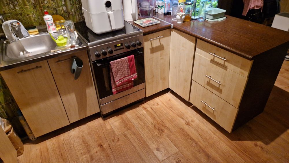 Meble kuchenne z okapem zlewem baterią