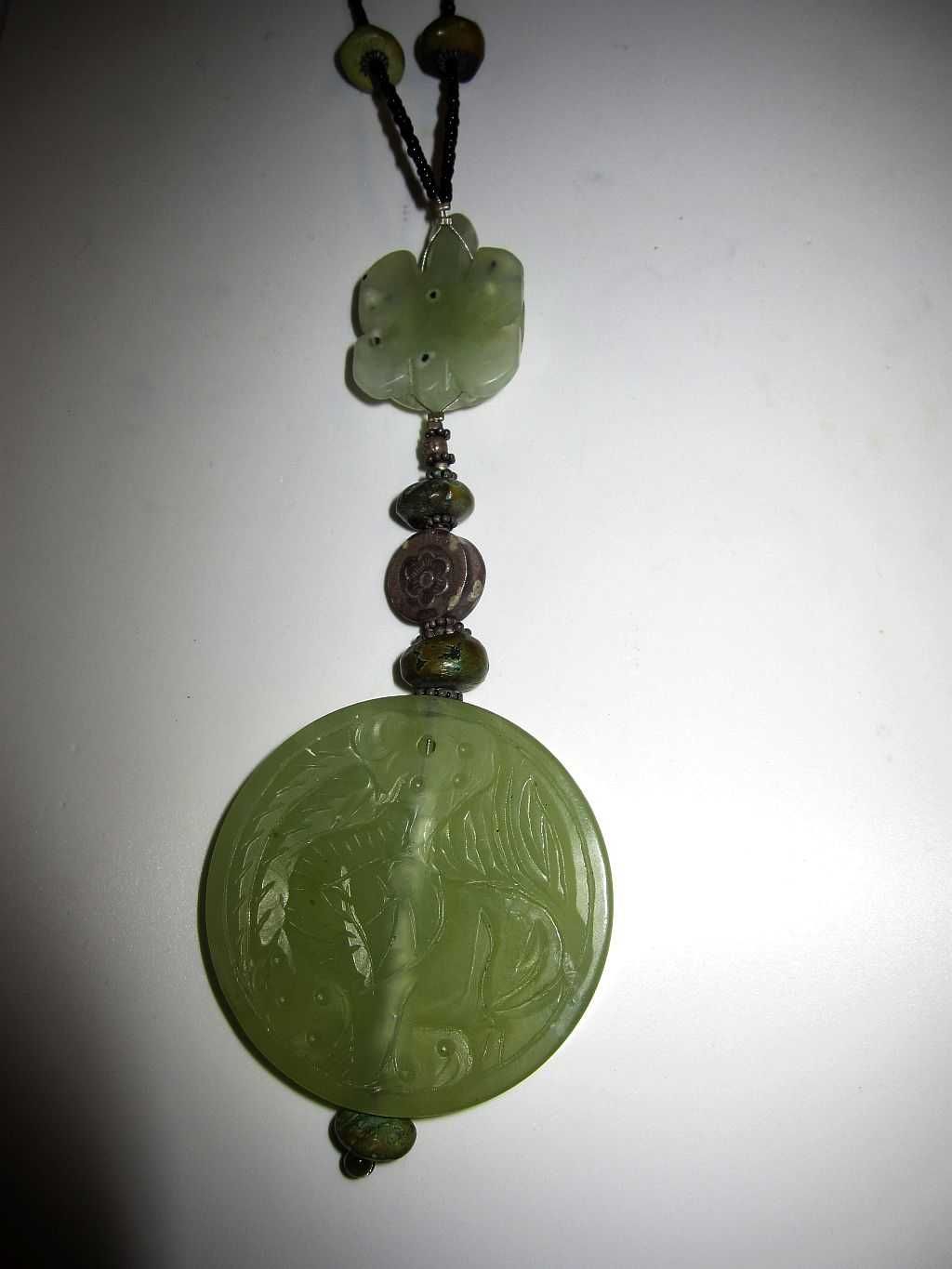 lindo vintage colar com amuleto e tartaruga em jade esculpida