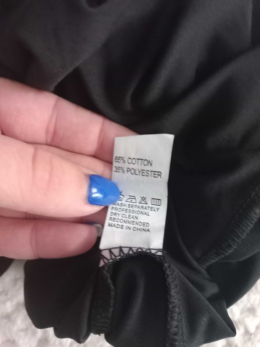 Sukienka wiązana na szyi z motywem kwiatowym