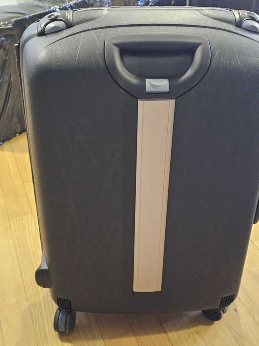 Чемодан из полипропилена 4-х колесах Roncato Light Черный (средний)