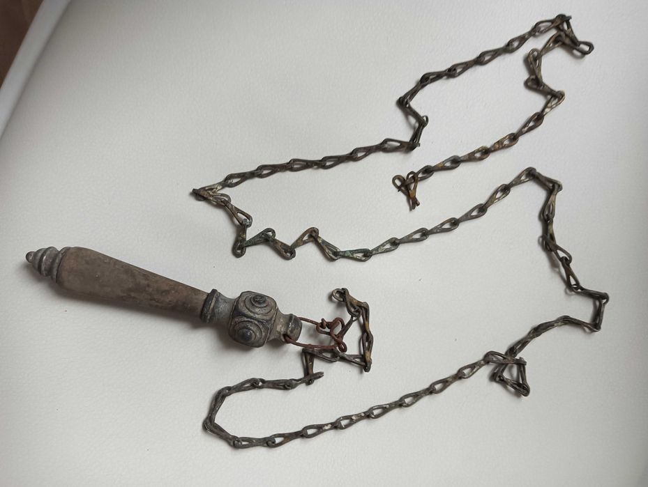 Stara rączka z łańcuszkiem do spłuczki