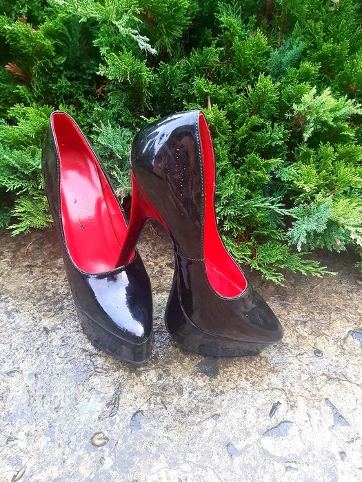 Продам туфлі на високому каблучку