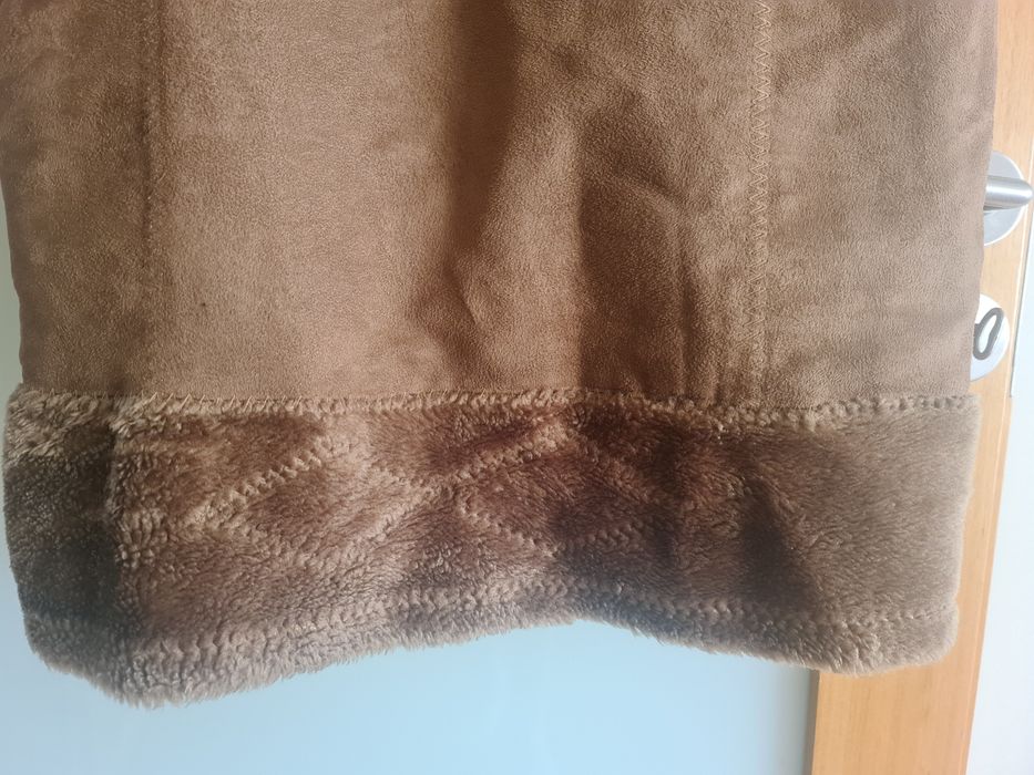 Casaco castanho de pelo por dentro.