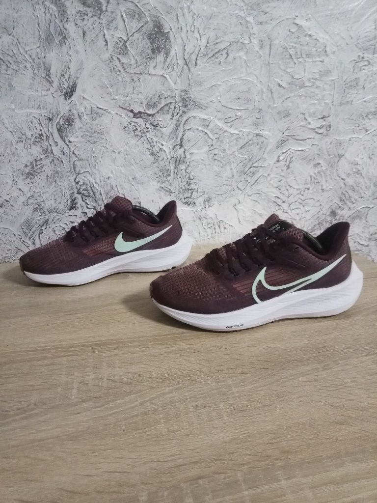 Кроссовки женские Nike.Беговые.39.р.оригинал