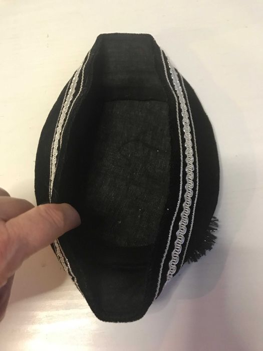 Тюбетейка з китицею. 
Тюбетейка. Традиційний чоловічий головний убір.