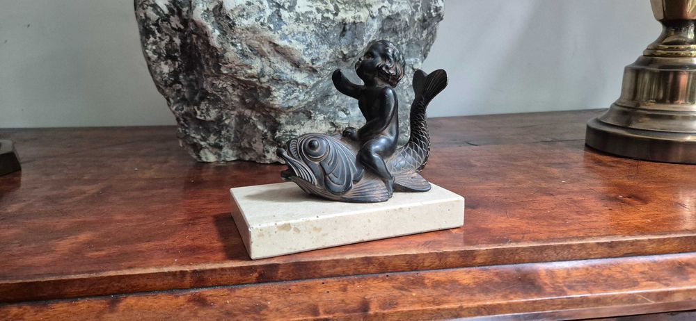 Hiszpańska rzeźba Just Andersen chłopiec z rybą dekor sygnowana antyk