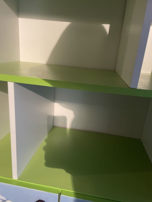 Szafka dziecięca na dole z ciężarówką