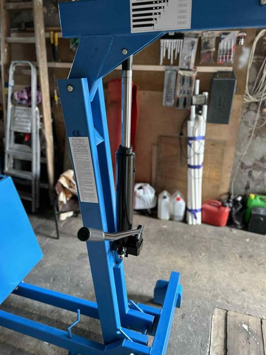 Sprzedam lub zamienię Żuraw Hydrauliczny Ręczny z przeciwwagą ZHR550PW