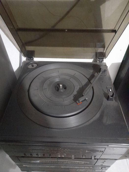 Aparelhagem IR antiga com gira discos
