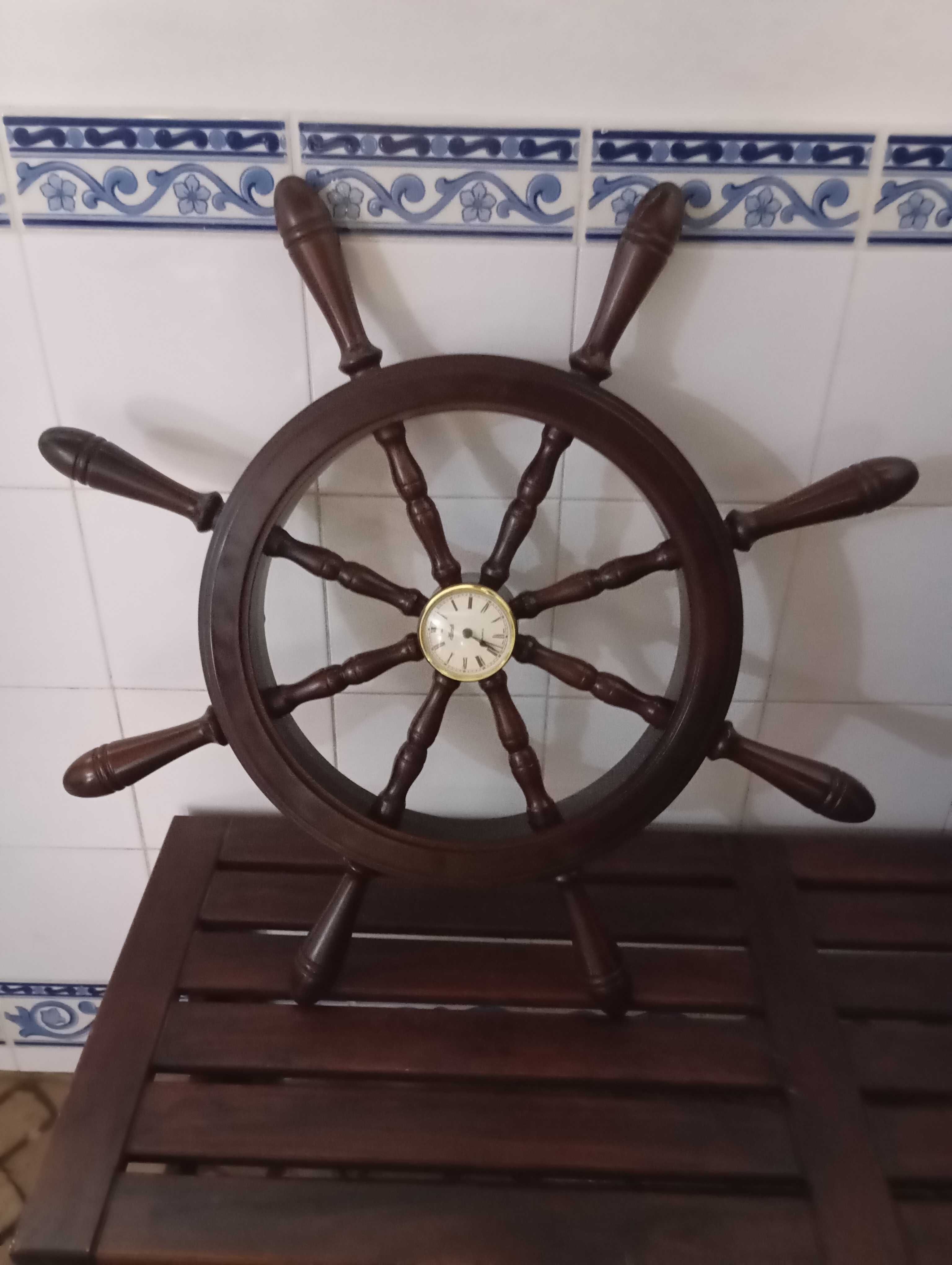 Leme antigo em madeira
