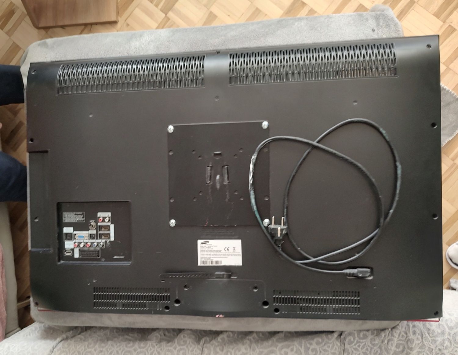 Telewizor 37" Samsung LCD + uchwyt ścienny