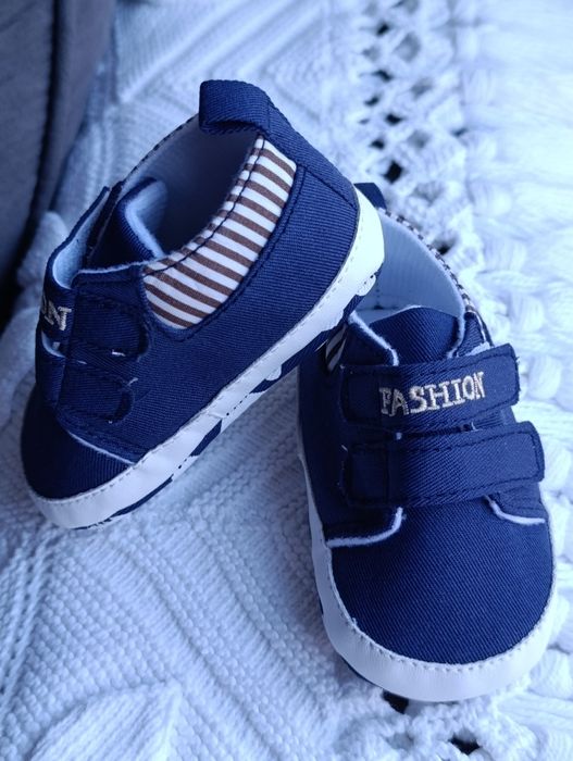 Sapatinho azul e branco para bebé