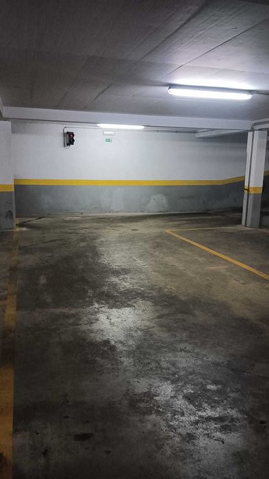 Arrenda lugar estacionamento parqueamento Estrada Falagueira Amadora