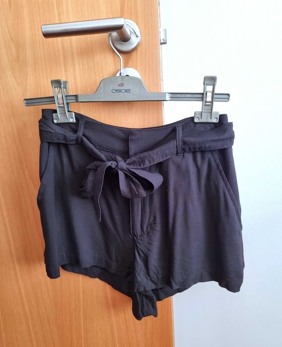 Calções pretos de cintura subida com laço para apertar H&M, tamanho 34