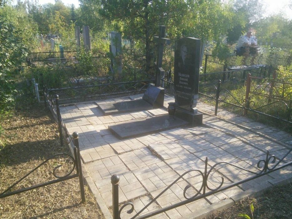 Уборка могил (на кладбище)