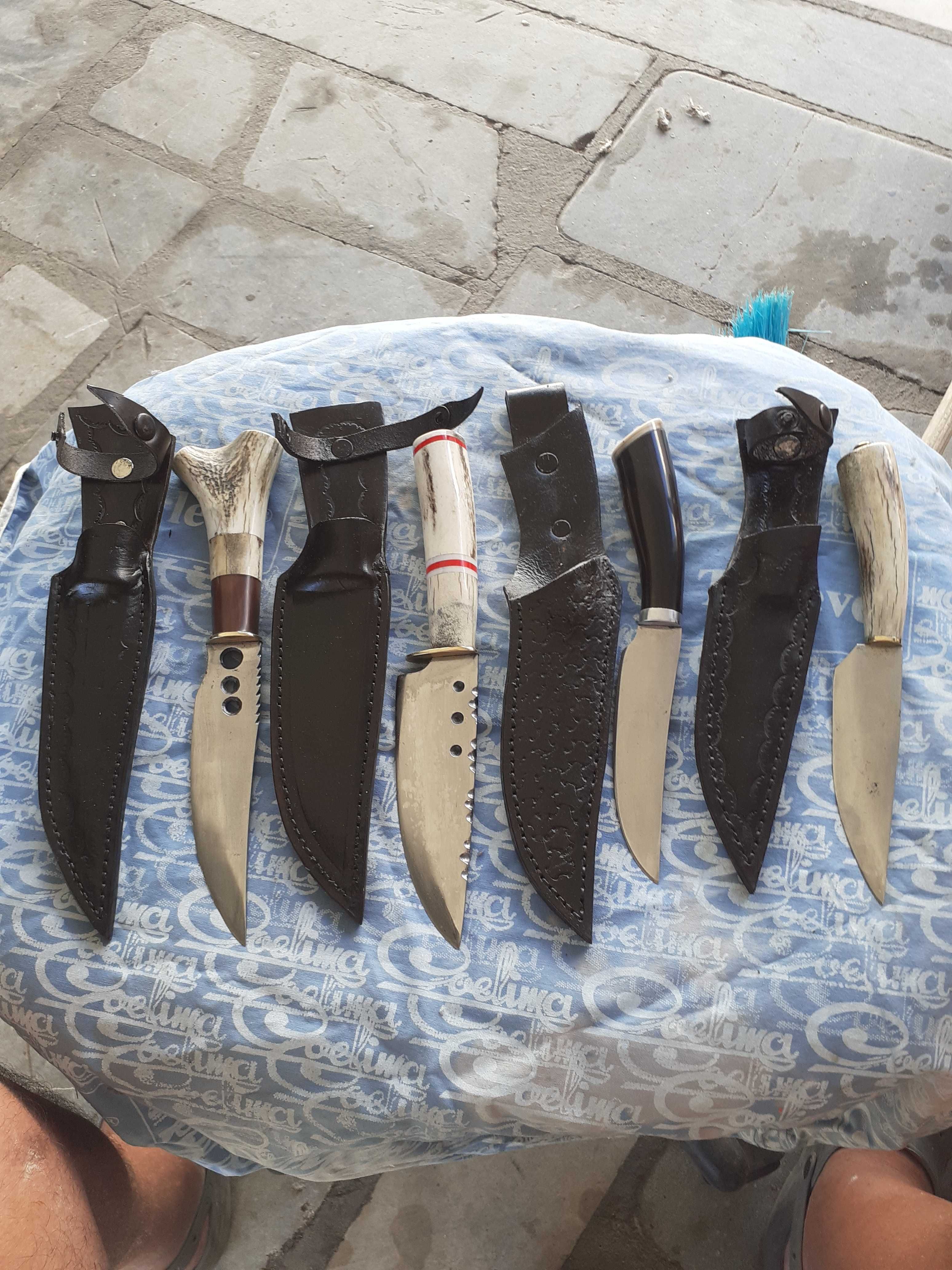 facas e lanças de caça, artesanais