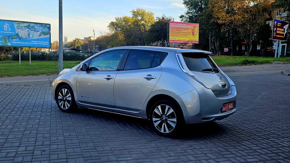 Nissan leaf 2015р. 24кв. 10поділок. Свіжа.