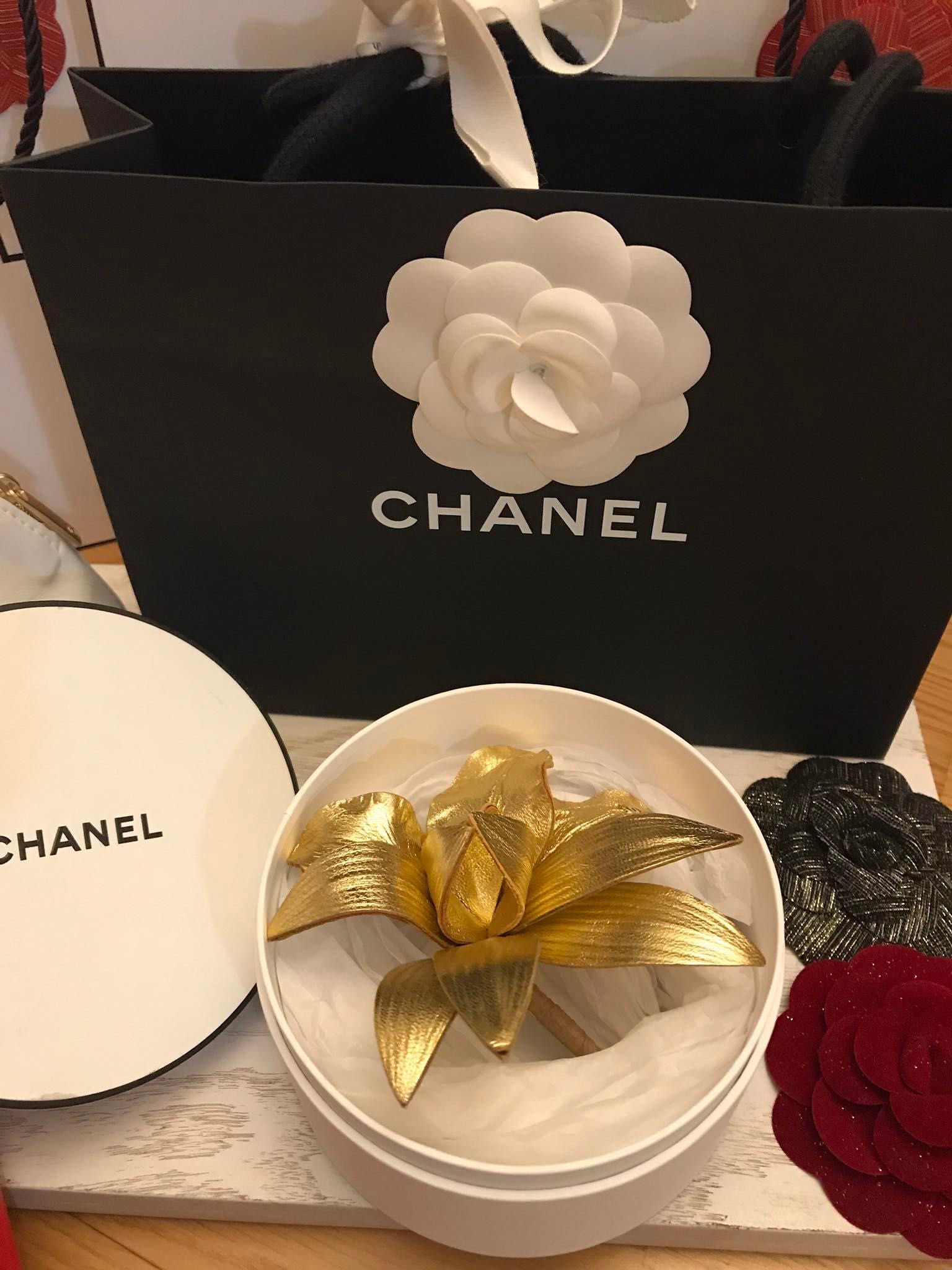 VIP подарок брошь CHANEL кожаный цветок, золотой логотип Франция