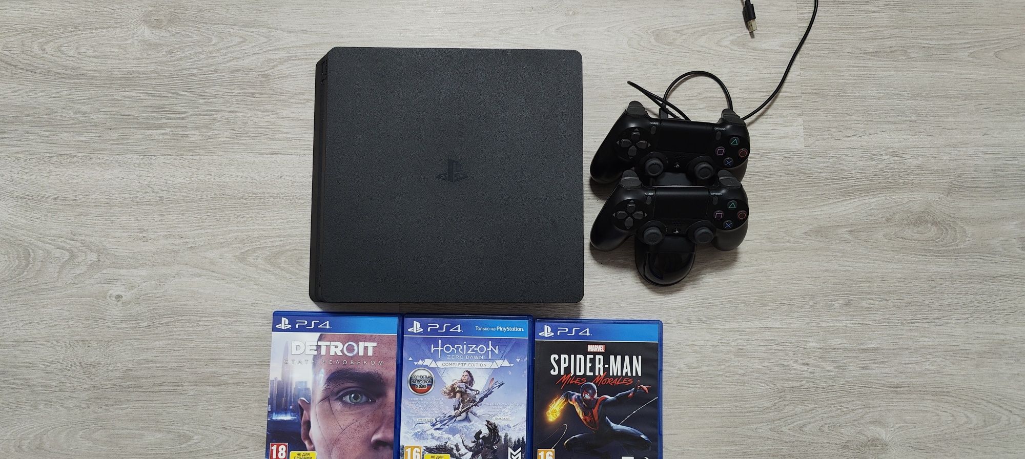 Продам PS4 Slim 1 Tb +Ігри