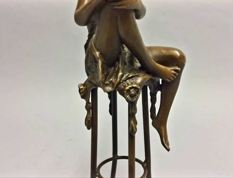 Estátua em Bronze " Mulher Sentada"