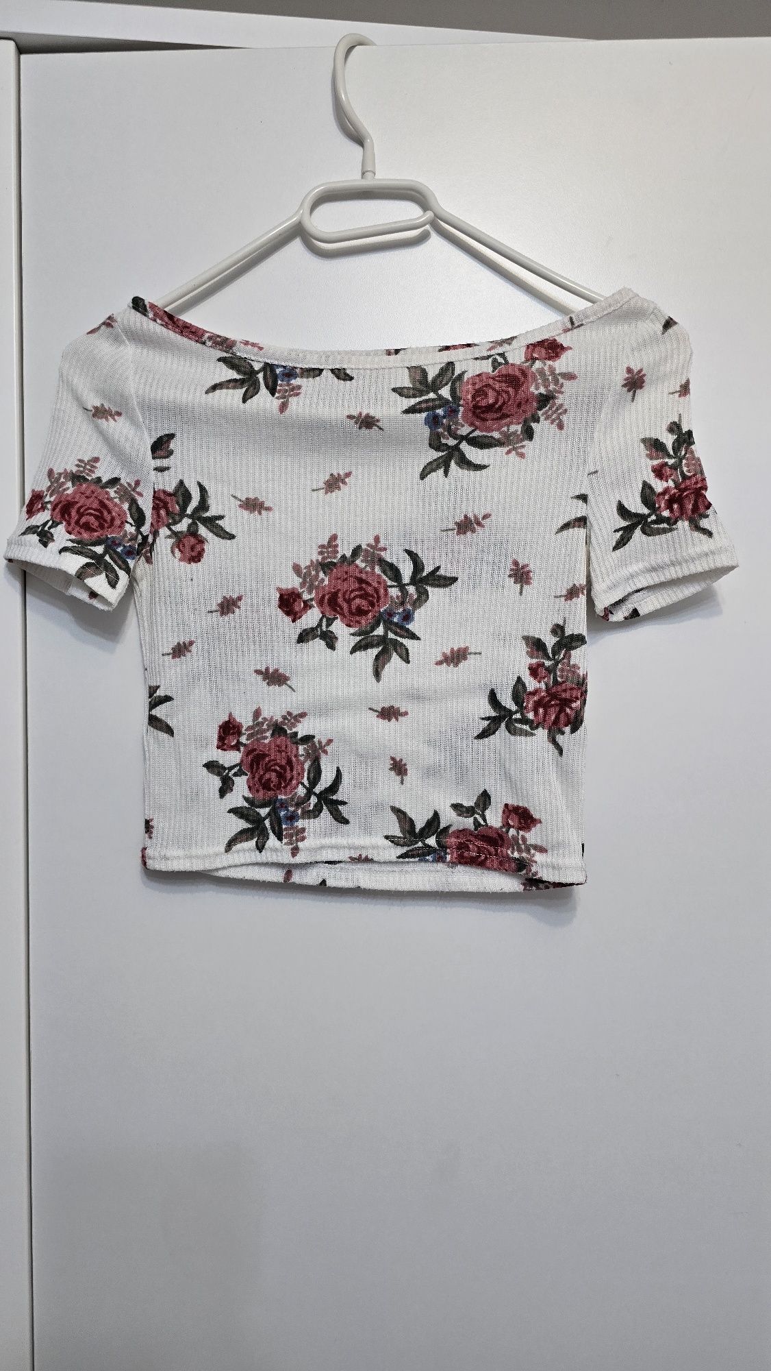 Biały crop Top w kwiaty xs 34 odkryte ramiona