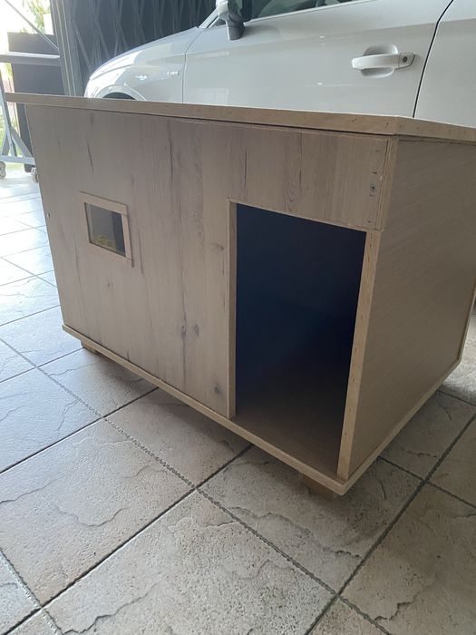 Casotas em madeira para porte grande com janela em acrilico