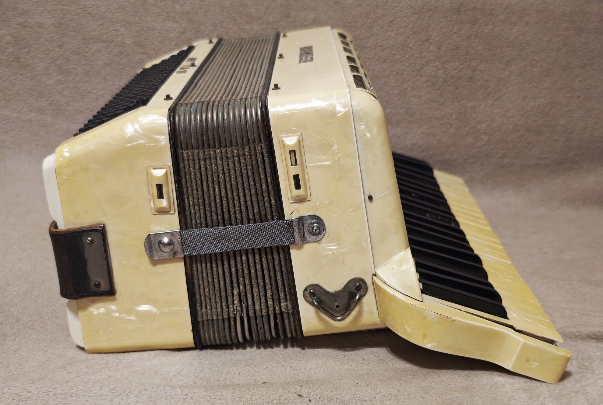 Akordeon Hohner Regina VI damski 120