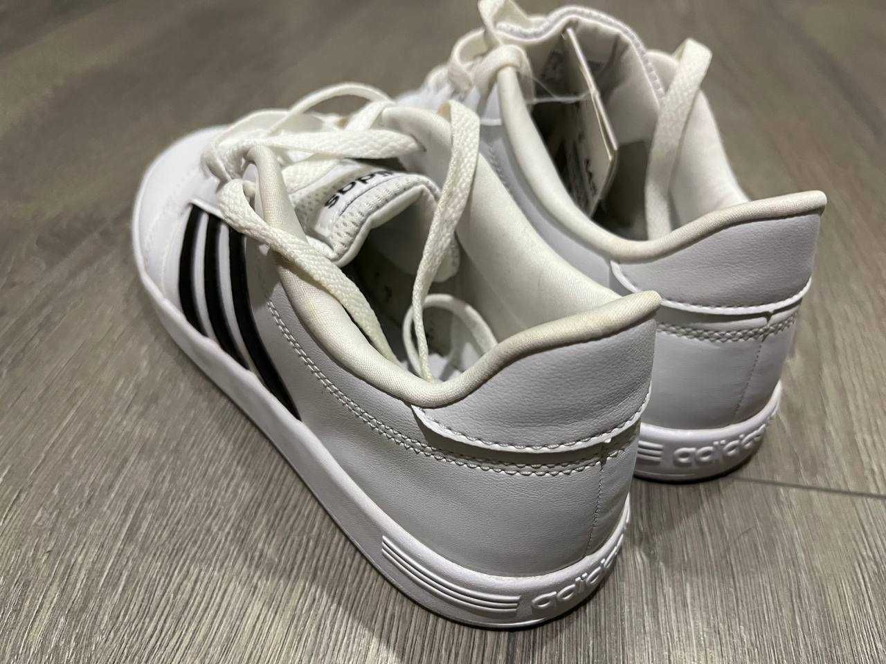Кросівки adidas в ідеальному стані.