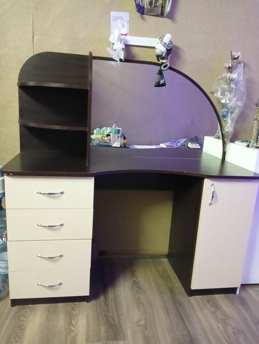 Трюмо с дзеркалом та поличками