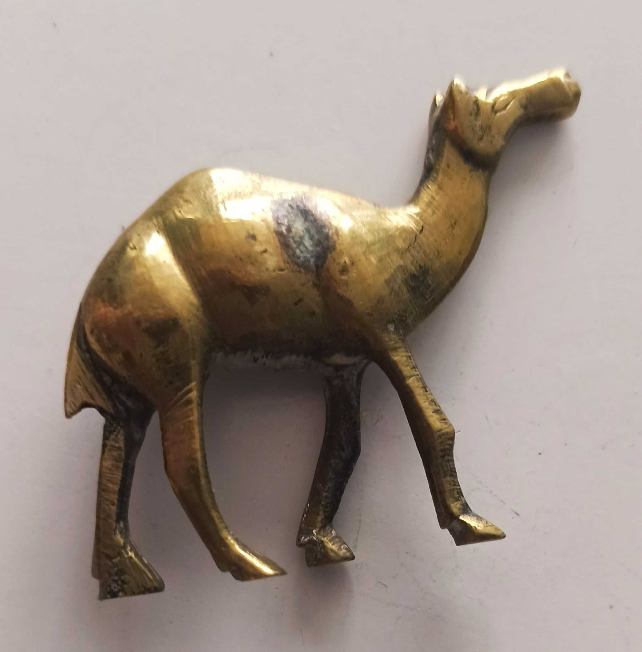 wielbłąd – stara figurka mosiądz gładki 6,5 cm
