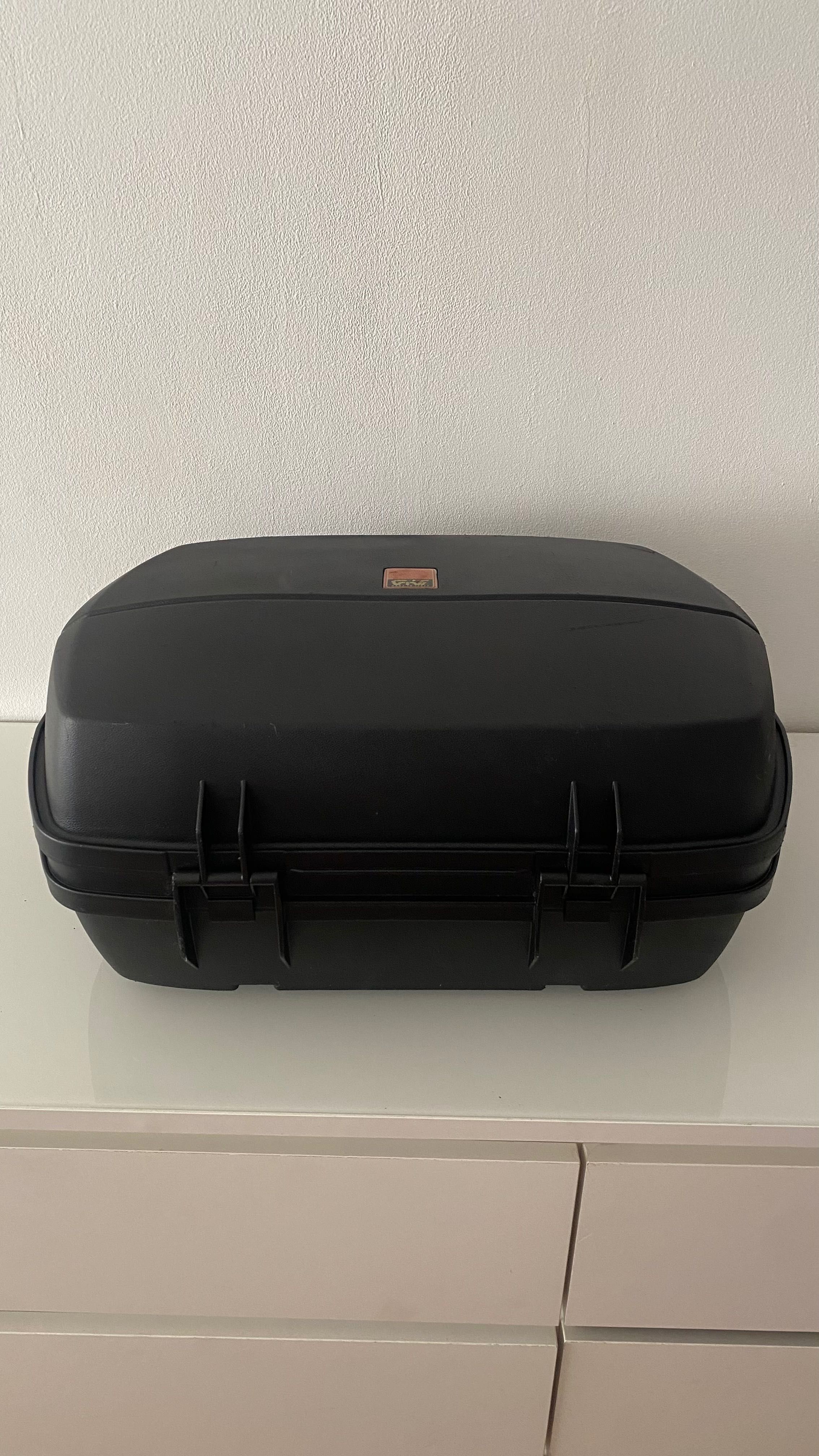 Top Case com espaço para dois capacetes M