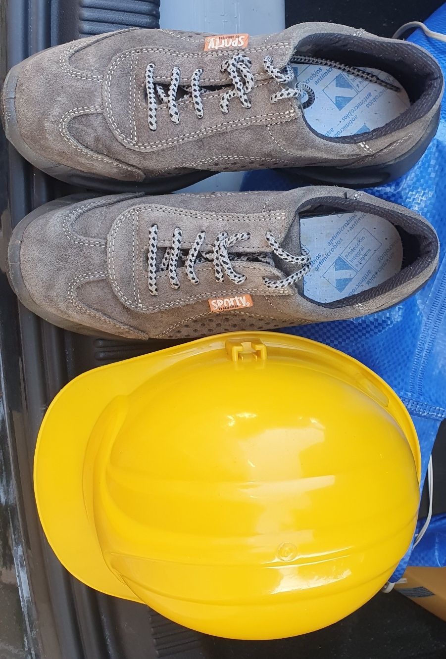 Sapatos e capacete de segurança