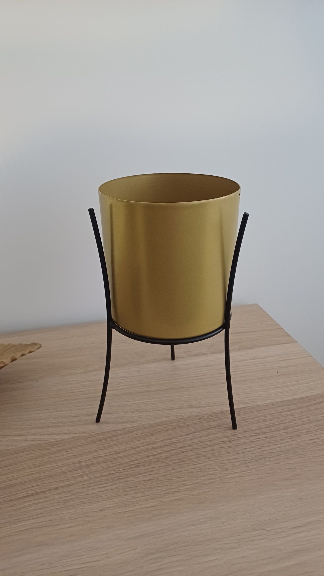 Vaso dourado com suporte + planta (novo)
