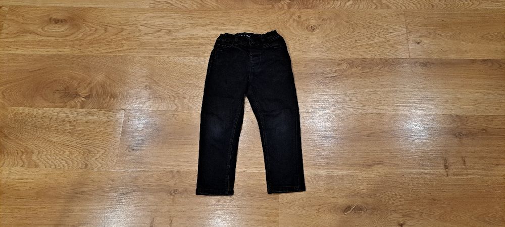 Czarne spodnie jeansowe chłopięce Next r. 98 cm