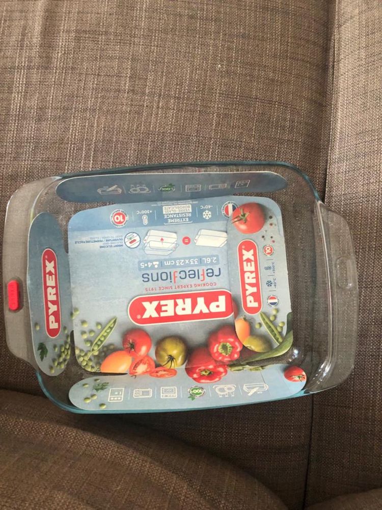 Travessa PYREX nova sem qualquer utilização.