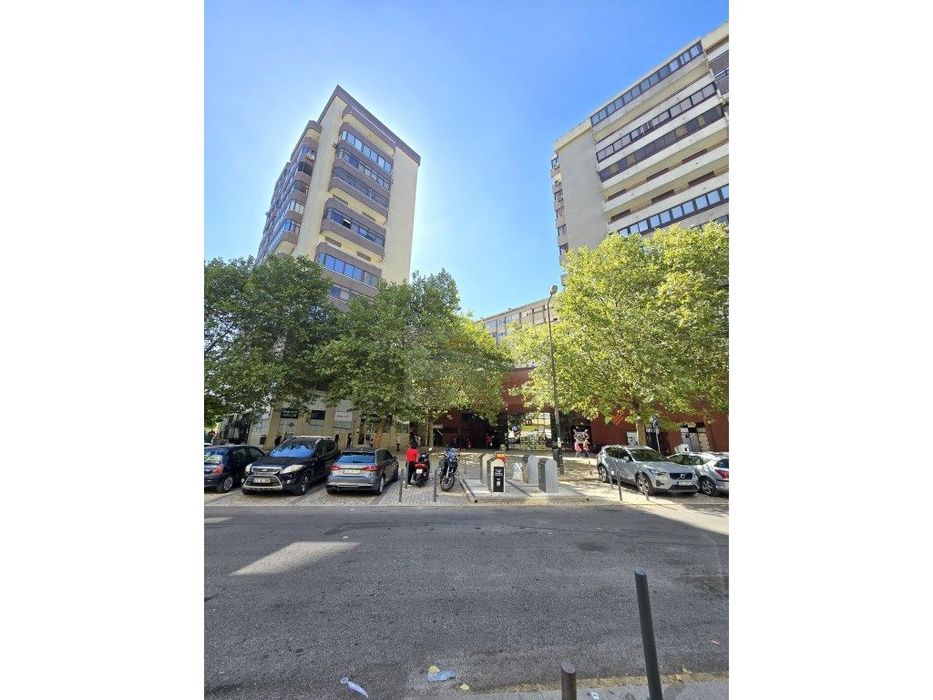 Apartamento T4 transformado em T3 excelente localização com parquea...