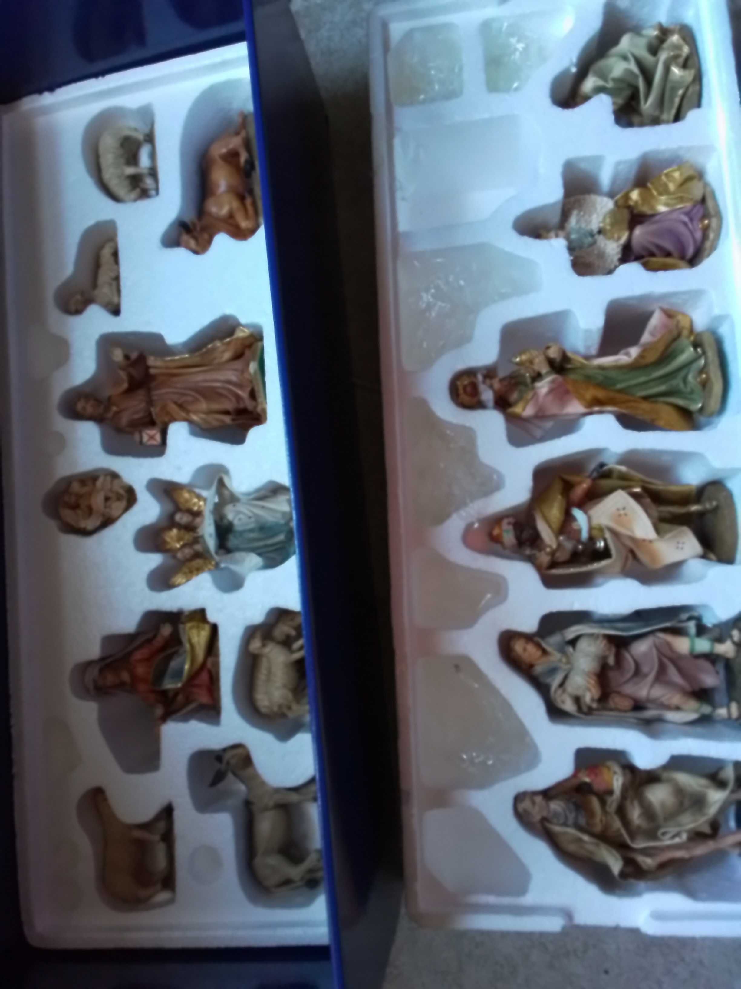 Presépio "O Nascimento de Jesus" com 16 figuras e estábulo em madeira