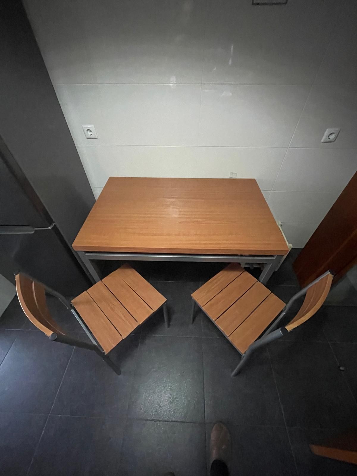 Mesa de refeição c/ cadeiras