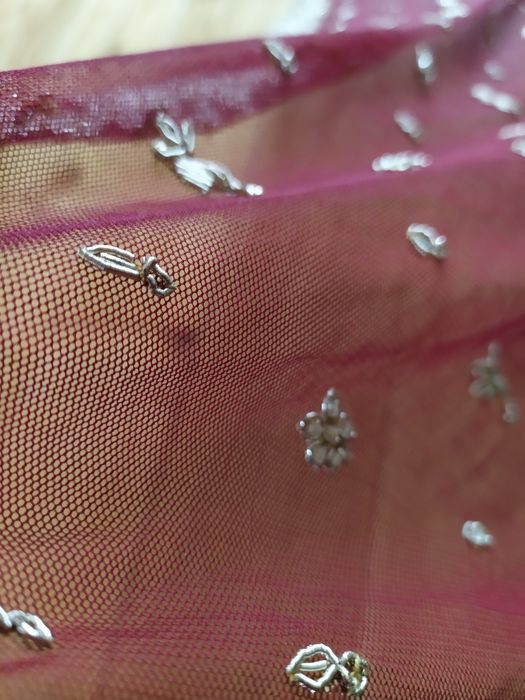 Bordowy szal z woalu do sukni wieczorowej zdobiony  bardzo długi