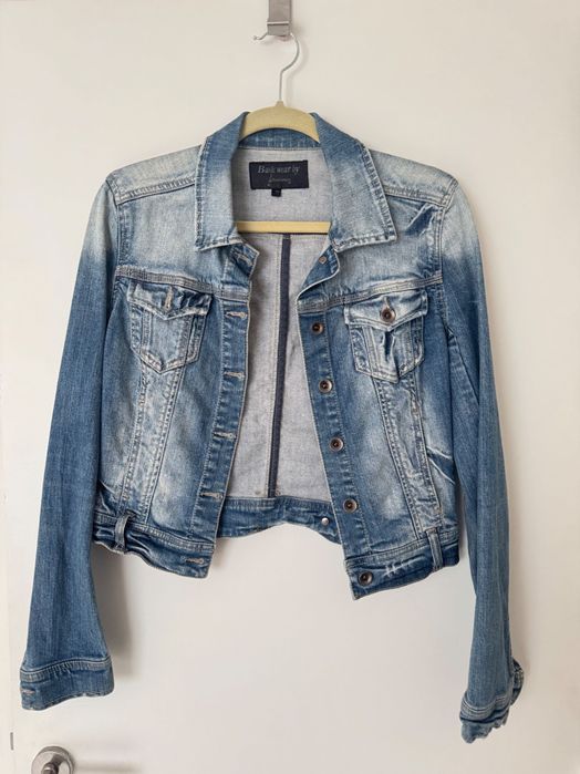 Blusão de ganga com asas prateadas aplicadas