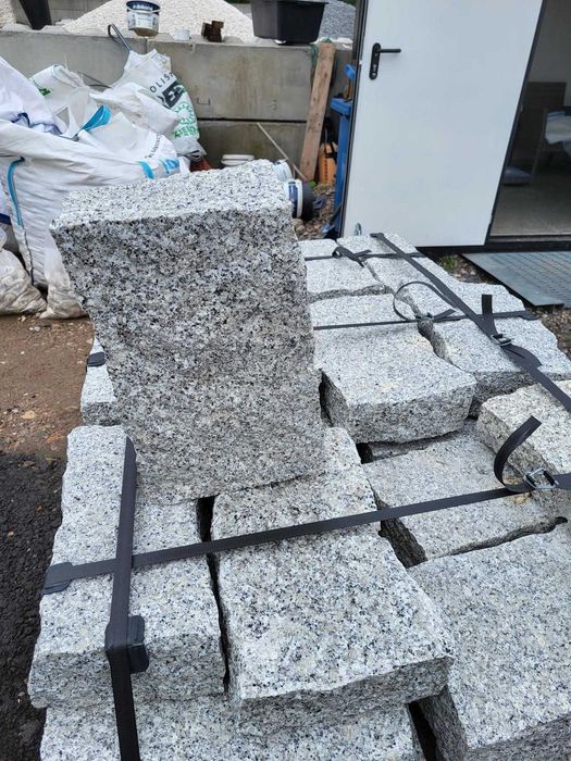 Granit murowy surowy łupany Kamień murowy szary Słupek granitowy szary