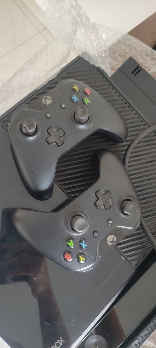 Xbox One + Kinect + 2 comandos