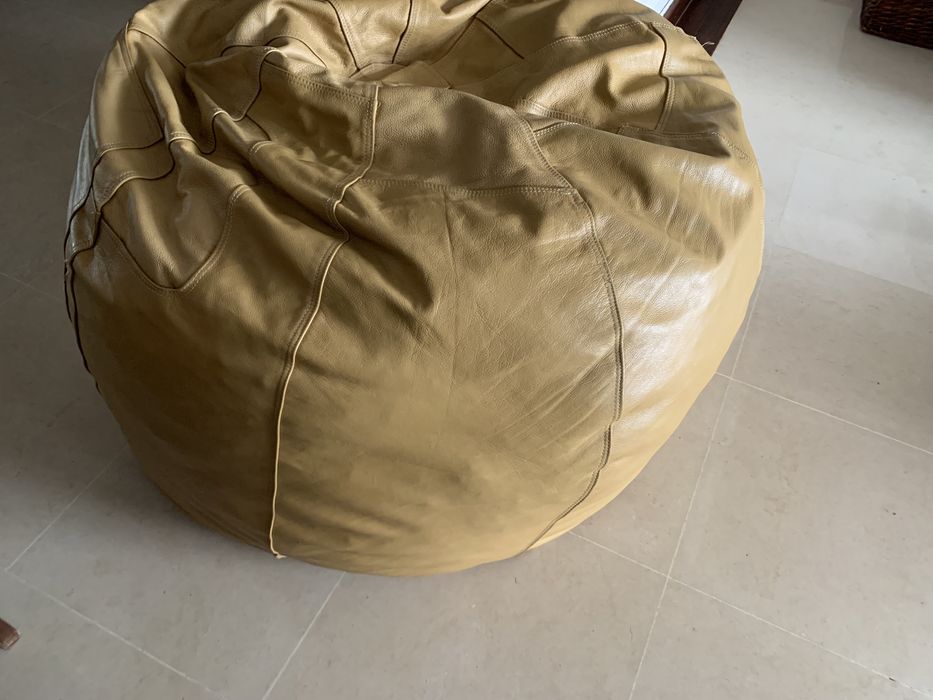 Puff em pele (cor de areia)