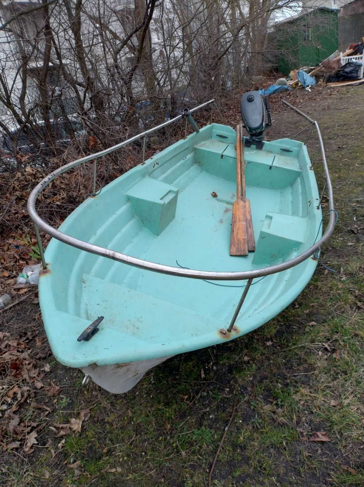 Łódka z silnikiem spalinowym